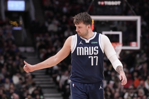 Doncic bị bong gân mắt cá chân phải và không thể ra sân trong trận đấu ngày mai với Pacers