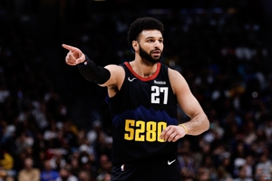 Thật sự mạnh mẽ! Jamal Murray thực hiện 8/12 quả trong hiệp và 5/6 quả ba điểm, ghi 24 điểm, 2 rebound và 3 kiến ​​​​tạo.