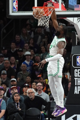 Trạng thái nóng! Jaylen Brown ghi được 37 điểm và 5 rebound sau 14 trong số 23 cú sút và 5 quả ba điểm.