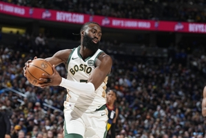 Bùng nổ trong quý II! Jaylen Brown ghi được 20 điểm khi bắn 8/13 trong hiệp và 15 điểm trong hiệp hai