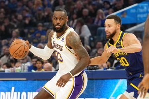 Xu Jingyu: Những cú đá bên trong của Lakers vào phút cuối đã bị chặn lại nhiều lần liên tiếp. Warriors từ lâu đã hiểu rõ chiến thuật.