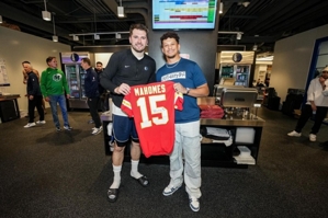 Doncic đã nhận được áo đấu có chữ ký của siêu sao NFL Mahomes sau trận đấu và chụp ảnh cùng anh ấy.