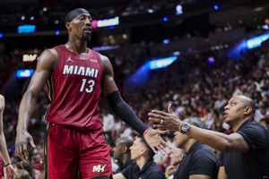 Lưu ý nóng: Adebayor sẽ trở lại trong trận đấu của Heat với Pelicans hôm nay!