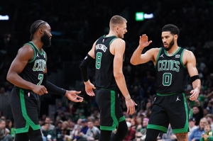 Thật mạnh mẽ! Celtics đều ghi được con số gấp đôi trong hiệp đầu tiên và tổng cộng được 27 điểm, trong khi Bozin cũng ghi được 10 điểm.