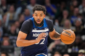 Đòn chí mạng! Towns đã trở thành All-Star mùa này và đạt trung bình 22,1+8,4+3 mỗi trận cho Timberwolves.