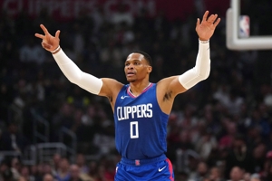 Hãy cống hiến hết mình khi vào sân! Westbrook vào sân từ băng ghế dự bị và chơi 18 phút 18 giây, ghi 14 điểm, 4 rebound và 7 kiến ​​​​tạo.