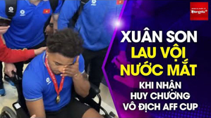 Xuân Son rơi nước mắt nghẹn ngào nhận huy chương và cúp vô địch AFF Cup ở sân bay